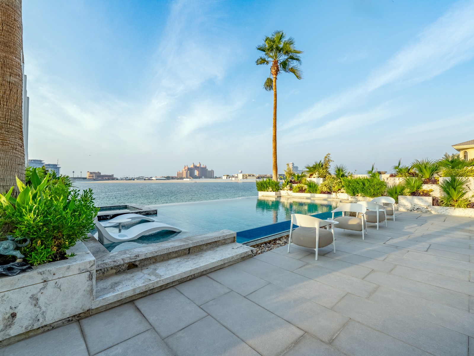 Infinity pool overlooking Atlantis The Palm